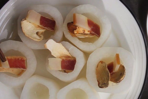 松茸可以和白蘿卜一起燉湯嗎，松茸怎么燉湯不上火還營(yíng)養(yǎng)