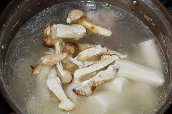 松茸能和山藥一起燉嗎，松茸能和玉米一起燉嗎