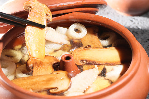 氣鍋松茸燉土雞