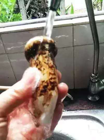 用水沖洗新鮮松茸表面泥土