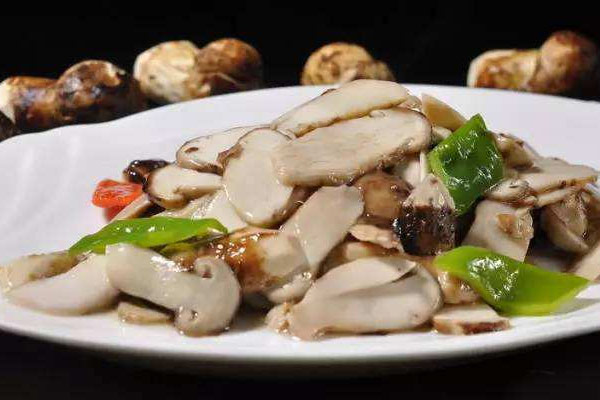 新鮮松茸炒青椒的做法