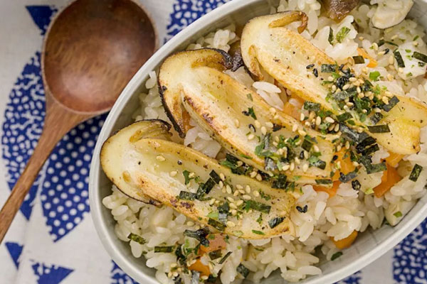 日式松茸飯的做法竅門，日本松茸飯?jiān)趺醋龊贸? title=