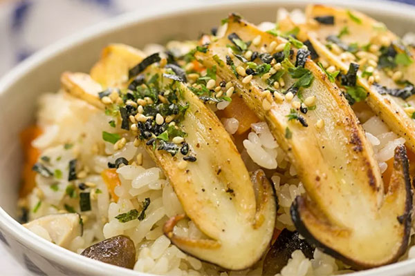 日式松茸飯?jiān)趺醋霾耪诤贸? src=