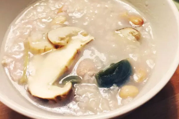 新鮮松茸皮蛋瘦肉粥怎么做好吃