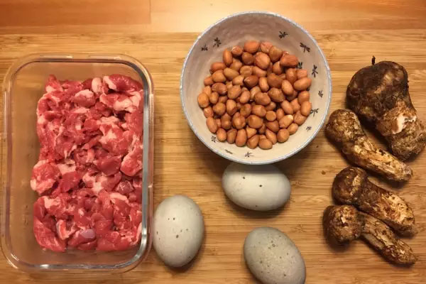 新鮮松茸皮蛋瘦肉粥的具體做法步驟