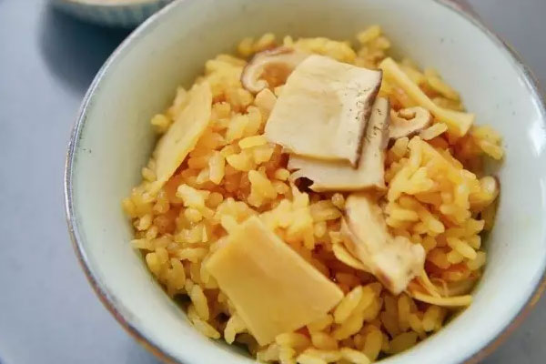 新鮮松茸雞肉海帶燜飯的做法