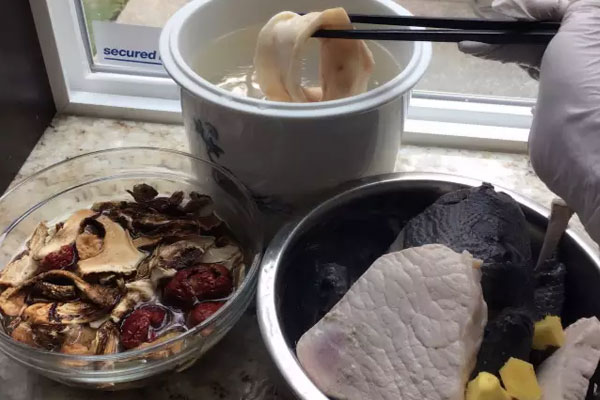 干松茸烏雞花膠湯的具體做法步驟