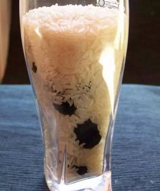 黑松露放米里掩埋