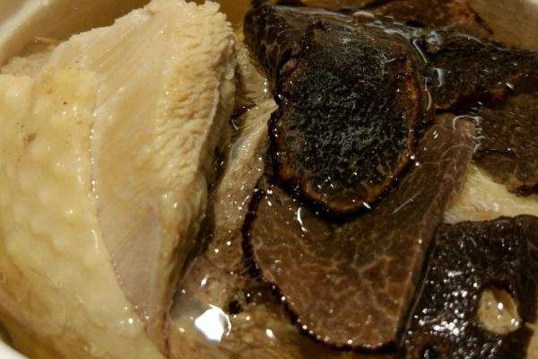 來月經(jīng)能喝黑松露雞湯嗎