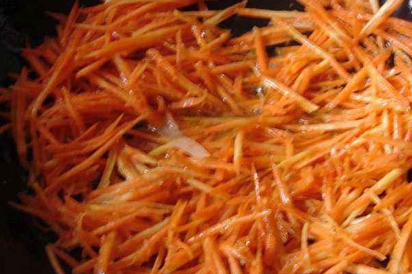 羊肚菌炒胡蘿卜的做法