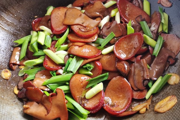 臘腸炒牛肝菌的做法
