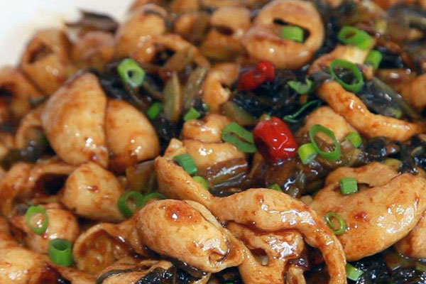 牛肝菌炒肥腸的做法