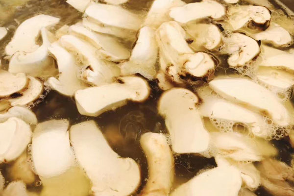 松茸骨頭湯好喝的竅門，生吃松茸會拉肚子嗎