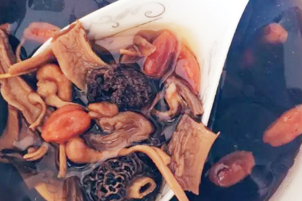 羊肚菌跟松茸煲湯做法