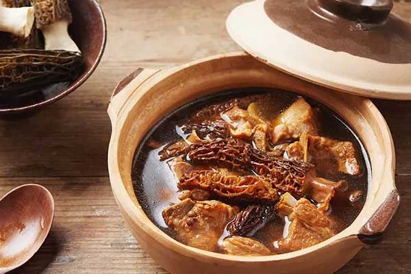 羊肚菌和什么搭配煲湯最好，隔夜的羊肚菌可以吃嗎