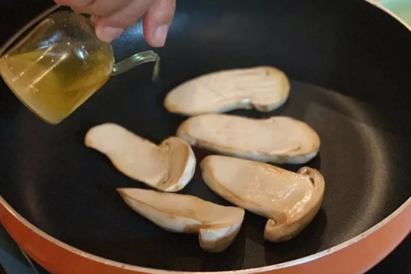 沒有黃油煎松茸用什么油取代，干煎松茸的做法