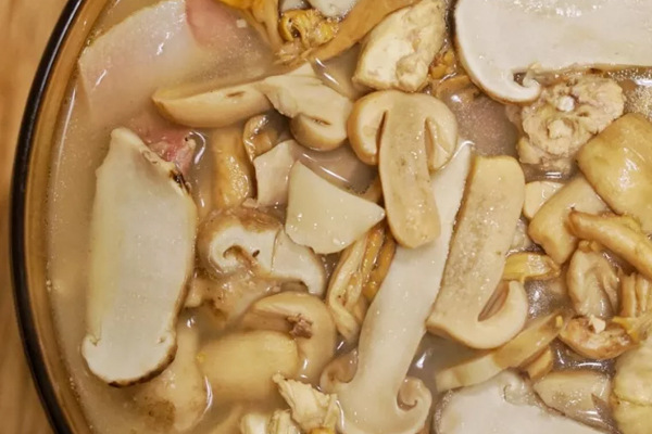 松茸可以涮火鍋吃嗎，云南菌子火鍋湯底的做法