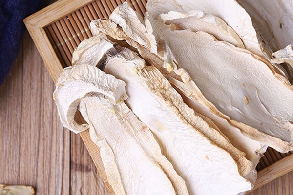 松茸片泡水喝一次放多少，燉松茸用冷水還是熱水