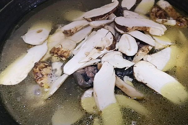 松茸煲湯用冷水好還是熱水好