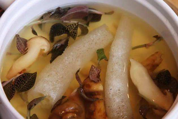 松茸煲湯與燉湯哪個(gè)更為營(yíng)養(yǎng)，還需要焯水嗎