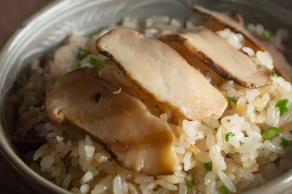 松茸燜飯用熱水還是冷水煮好，解凍松茸用冷水還是熱水好