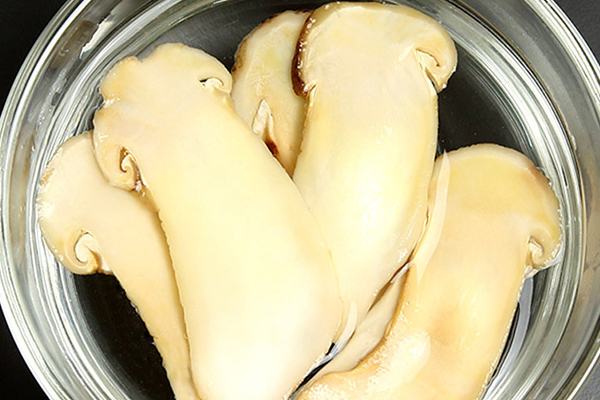 松茸泡水后會(huì)不會(huì)褪色，松茸適合用多少度的水泡