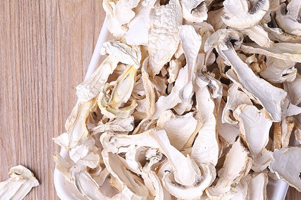 松茸泡水的顏色變化