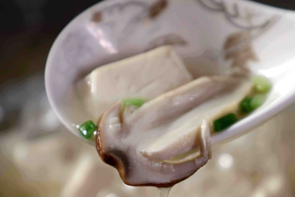 雞樅菌能和牛肝菌一起燉湯吃嗎 雞樅菌能和牛肝菌一起燉湯吃嗎