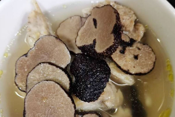 身體虛弱的人可以吃松露燉茯苓雞湯嗎