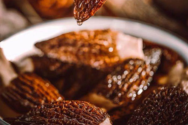 羊肚菌泡出來(lái)的怎么是深黑色，羊肚菌可以炒著吃嗎