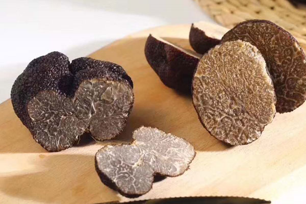 白、黑松露切開里面的顏色，黑松露什么時(shí)候賣相最好