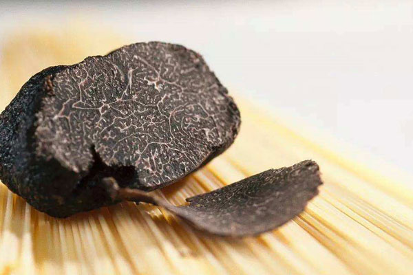 法國新鮮黑松露的采摘季節(jié) 法國新鮮黑松露的采摘季節(jié)