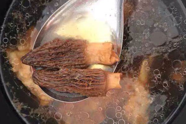 羊肚菌煲湯放什么食材