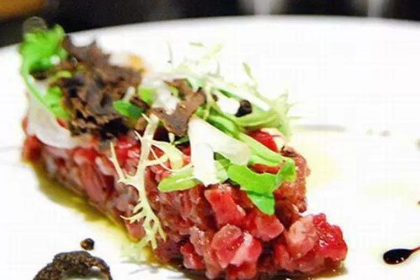 松露草飼牛肉韃靼配荷蘭汁的做法