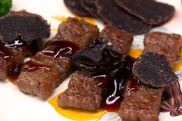 法國(guó)的松露都是用狗來(lái)尋找嗎，哪些地方才有松露