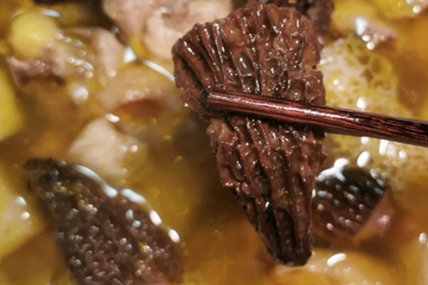 羊肚菌煲湯放什么藥材，坐月子能吃羊肚菌湯嗎