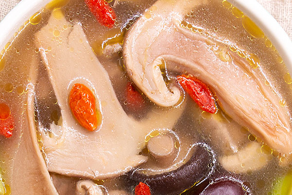 燉雞放多少松茸為宜，燉雞什么時候放干松茸好