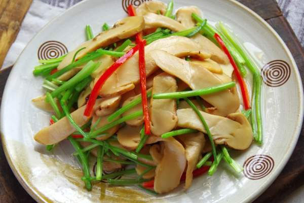 松茸炒香菜的做法，炒前需要焯水嗎