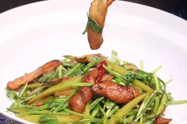 松茸炒香菜需要焯水嗎 松茸炒香菜需要焯水嗎