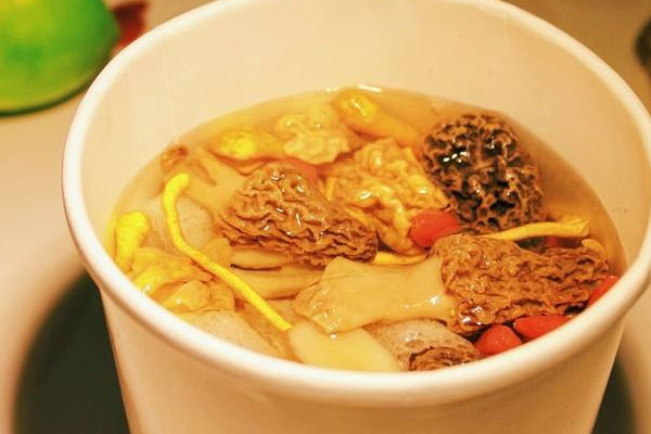 羊肚菌松茸燉雞湯的功效作用與營養(yǎng)價值 羊肚菌松茸燉雞湯的功效作用與營養(yǎng)價值