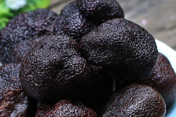 哪里的黑松露質(zhì)量最好，松露切開(kāi)有白色是發(fā)霉了么