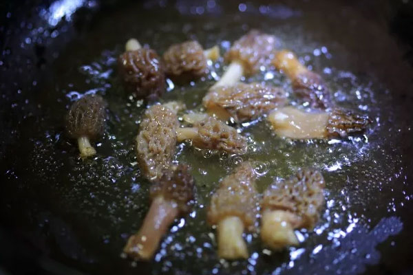 酥油煎羊肚菌怎么做好吃 酥油煎羊肚菌怎么做好吃