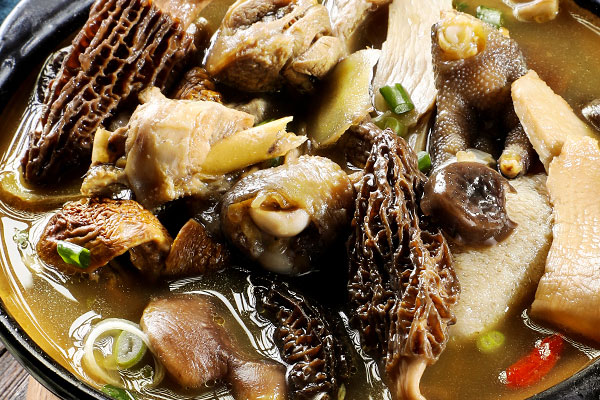 羊肚菌煮出來的湯是什么顏色，干羊肚菌會不會有硫磺