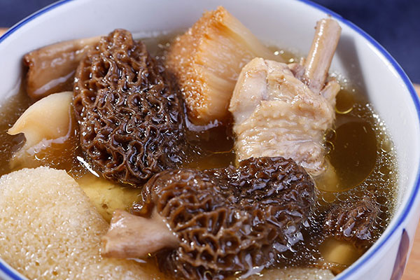 羊肚菌煮出來為什么是紅色的，很像羊肚菌的是什么菌