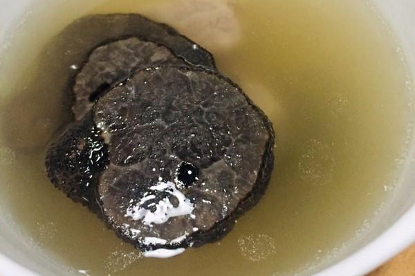 松露燉雞是不是要一起下鍋燉 松露燉雞是不是要一起下鍋燉