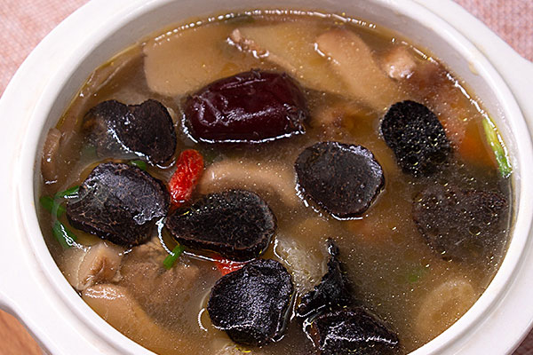 鮮松露燉雞什么時候放松露，黑松露煲雞放什么藥材