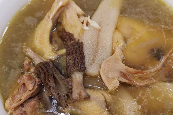 羊肚菌泡的水要倒掉嗎，泡羊肚菌的水能不能用來煲湯