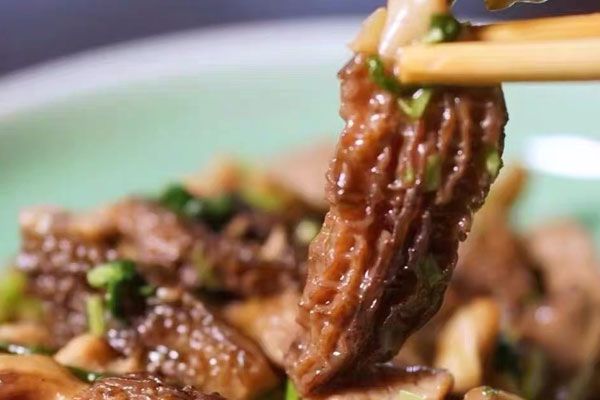 羊肚菌煮雞湯什么時(shí)候下鍋?zhàn)詈? /></div>
<h2>
二、羊肚菌煮雞湯什么時(shí)候下鍋?zhàn)詈?/h2>
<div>
煮雞湯的時(shí)候,羊肚菌不是越早放越好,也不是越晚放越好,而是根據(jù)不同羊肚菌的類型來決定其烹飪的時(shí)長(zhǎng)。</div>
<div>
</div>
<div>
例如干羊肚菌因?yàn)楦芍七^,含有的水分比較少,而且非常的耐煮,可以和雞肉一起下鍋煮到出鍋。而新鮮和冰凍羊肚菌則不能那么長(zhǎng)時(shí)間的燉煮,因?yàn)樾迈r、冰凍羊肚菌的營(yíng)養(yǎng)成分是屬于水溶性,含有的水分也比較多,如果長(zhǎng)時(shí)間的燉煮,會(huì)導(dǎo)致其營(yíng)養(yǎng)價(jià)值都溶于湯內(nèi),而且煮的過于爛,因此新鮮、冰凍羊肚菌可以在雞湯快好的20分鐘再放入,冰凍羊肚菌記得要先解凍,要不要延長(zhǎng)其烹飪的時(shí)間。<br />
<br />
<img alt= 羊肚菌煮雞湯什么時(shí)候下鍋?zhàn)詈? src=