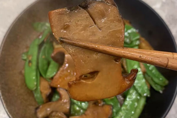 牛肝菌炒荷蘭豆怎么做好吃，用不用焯水