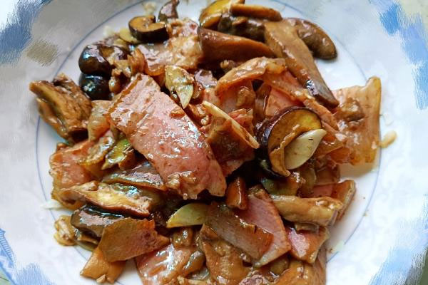 牛肝菌炒臘肉的做法，要放鹽嗎